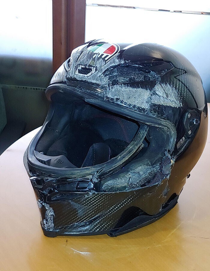 "Шлем моего приятеля после аварии"