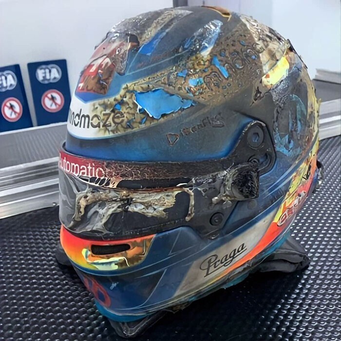 Гонщик Ромен Грожан показал, во что превратился его шлем после аварии в Бахрейне