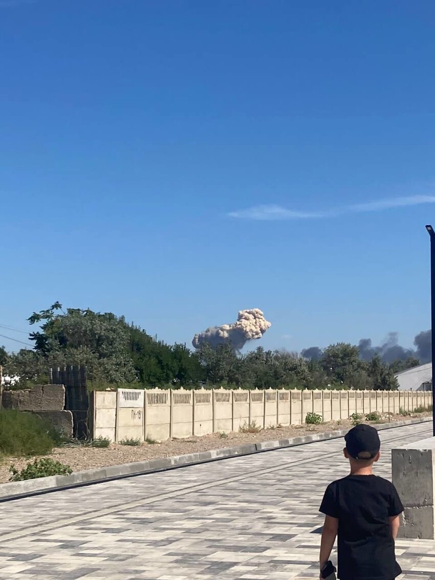 Серия мощных взрывов и сильный пожар на военном аэродроме в Крыму