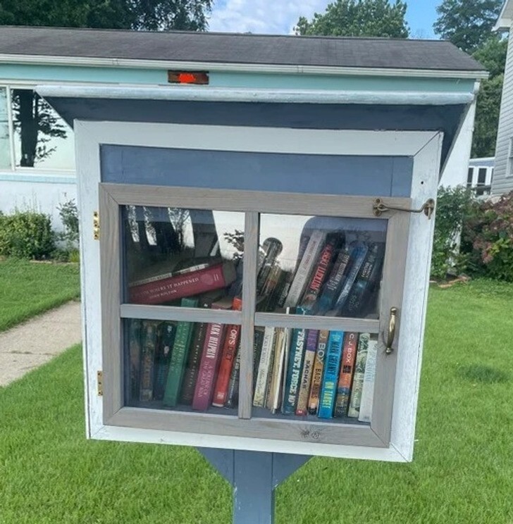Ящик с мини-библиотекой на улице. Жители сдают ненужные книги, и книгу может взять любой желающий, главное условие - вернуть обратно