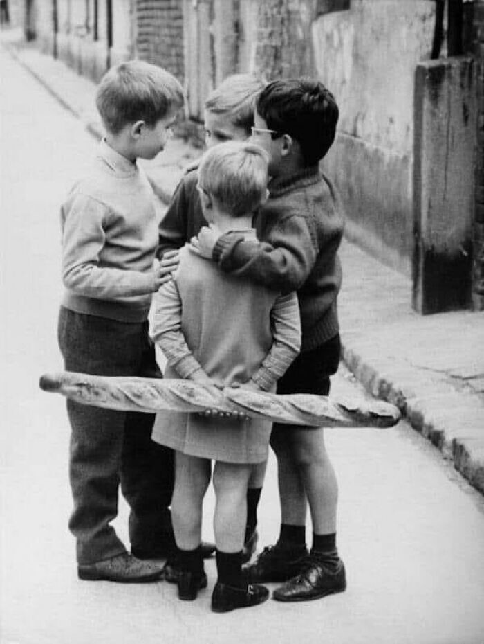 19. Встреча с багетом. Франция, 1950 год. Фото Роберта Дуано