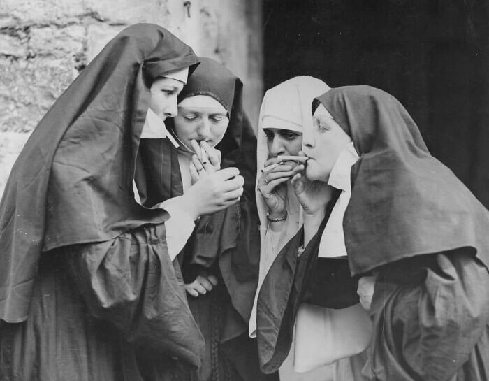24. Монахини на перекуре, Англия, 1960-е