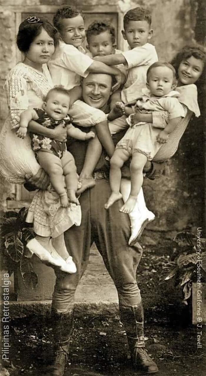 14. Фотография филиппино-американской семьи, сделанная спустя более десяти лет после колонизации островов США. 1912 год