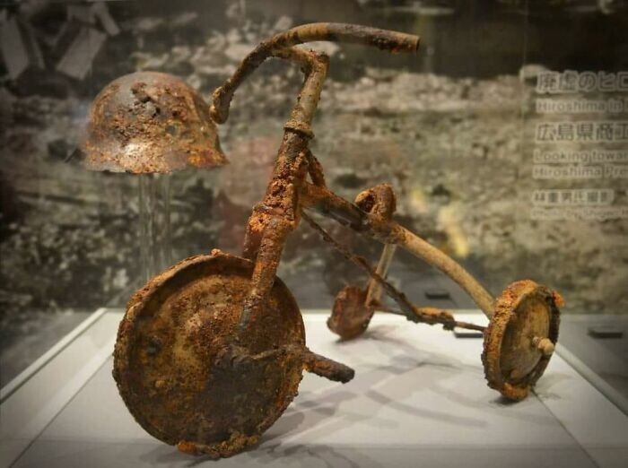 31. Трехколесный велосипед трехлетнего мальчика по имени Шин, погибшего в 1500 метрах от эпицентра атомной бомбардировки Хиросимы в 1945 году