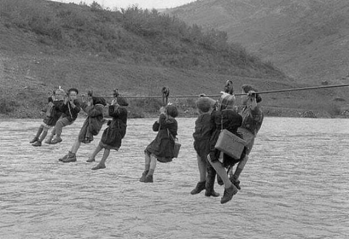 8. Дети добираются до школы по канату над рекой. Модена, Италия, 1959 год