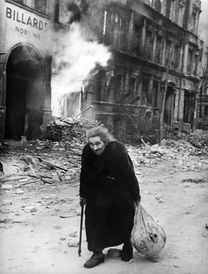 34. Женщина идет по руинам Берлина во время битвы за Берлин, май 1945 года