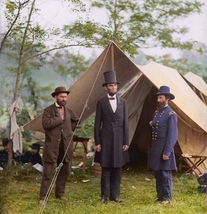 26. Авраам Линкольн в Геттисберге во время Гражданской войны в США. Слева: Аллан Пинкертон, справа: генерал Джон Макклернанд. 1863 год