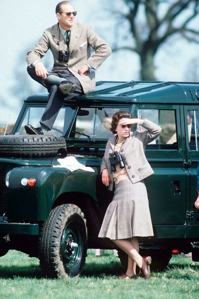 32. Королева Англии и ее муж на скачках в 1968 году