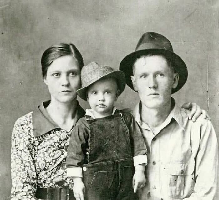 33. Двухлетний Элвис Пресли с родителями, 1937 год