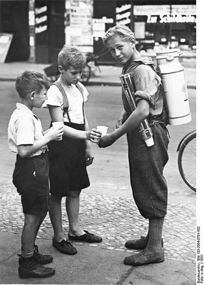 18. Юный житель Берлина проает лимонад с помощью портативного диспенсера. 1931 год