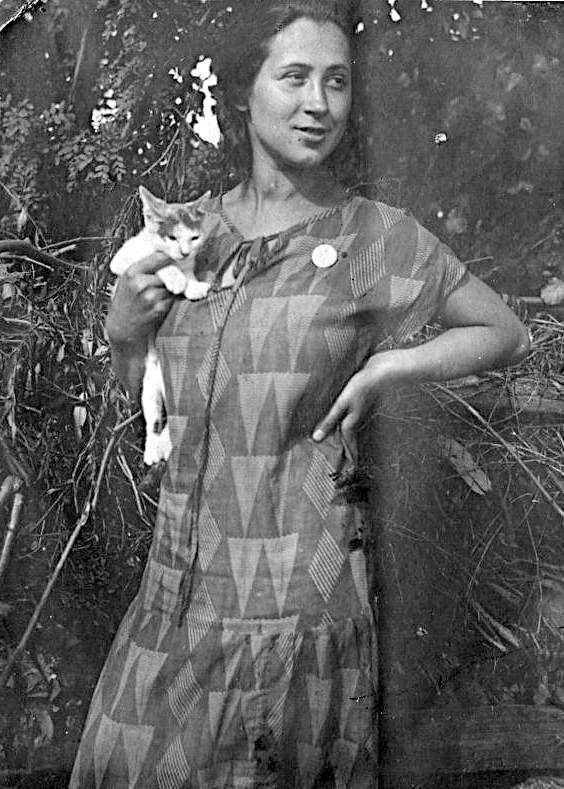 Ольга Ивановна Горяченко возле родового дома на Московской улице в Саввинской слободе 1925 г.