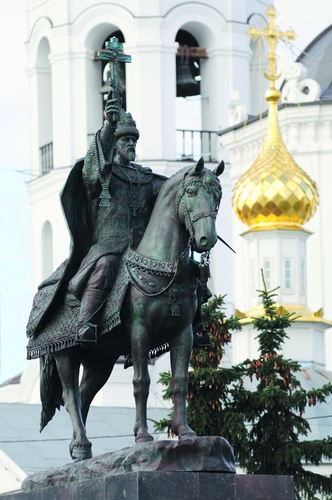 Иван Грозный стал продолжателем традиций Византии, сделал Москву Третьим Римом. Оплотом ортодоксального христианства, носителем имперских традиций.