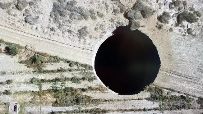 В Чили открылась гигантская воронка диаметром 30 метров