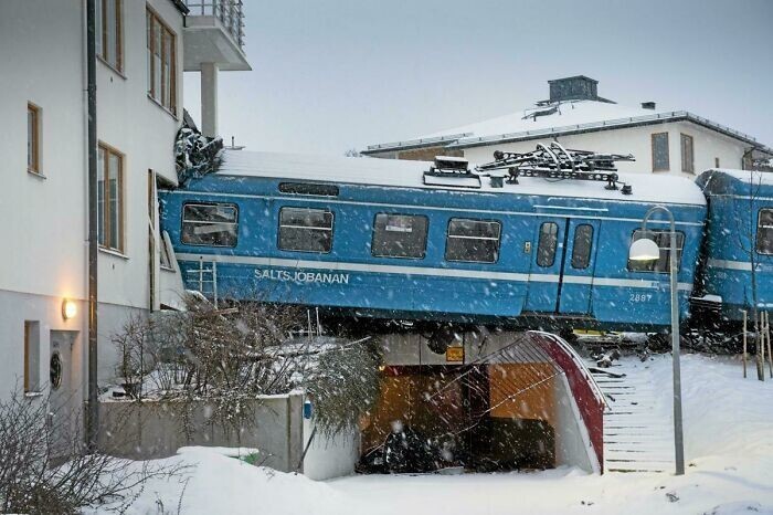 24. "Крушение поезда в Сальтшёбадене (Швеция) в 2013 году. Уборщица случайно завела небрежно припаркованный поезд, который в итоге сошел с рельсов и врезался в дом"