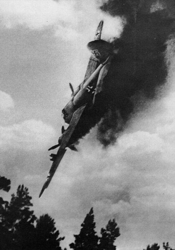 Горящий немецкий бомбардировщик Юнкерс Ю-88 (Ju-88). Авторское название: «Последнее пике.» Время съемки 1941 год. Автор Василий Аркашев