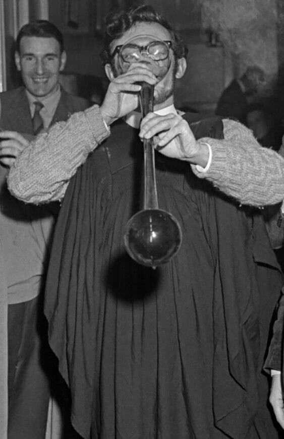 Студент пьет ярд эля в кембриджском пабе, май 1959 года