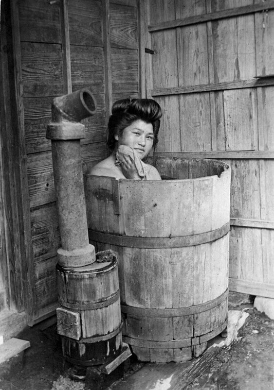Купающаяся женщина в ванне офуро. Японии, эпоха Тайсё. 1911 год, Фото Эльстнер Хилтон