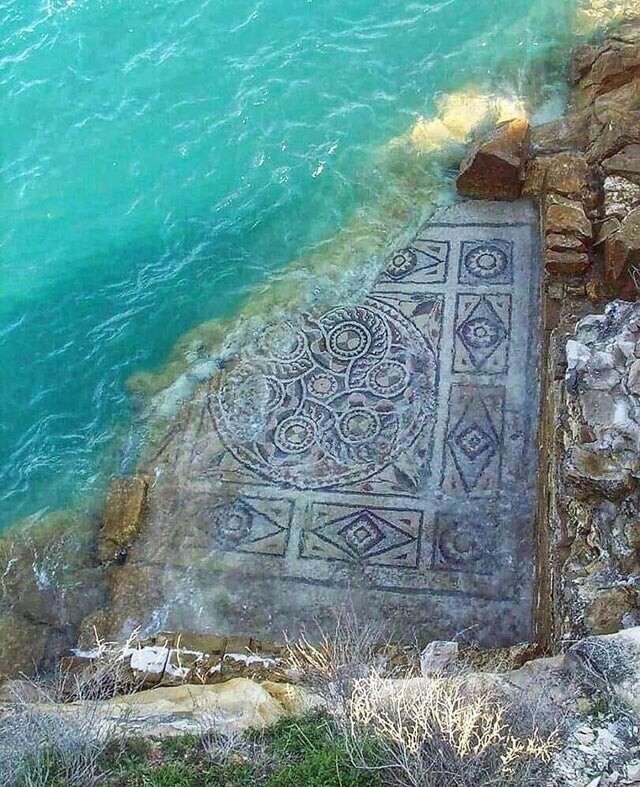 2000-летняя мозаика, погруженная в реку Евфрат в Зеугме, Турция