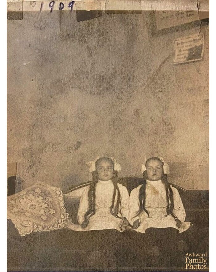23. "Моя прабабушка и ее сестра-близнец в Спрингфилде, штат Миссури. Они послужили прообразом для "Сияния", по-любому"