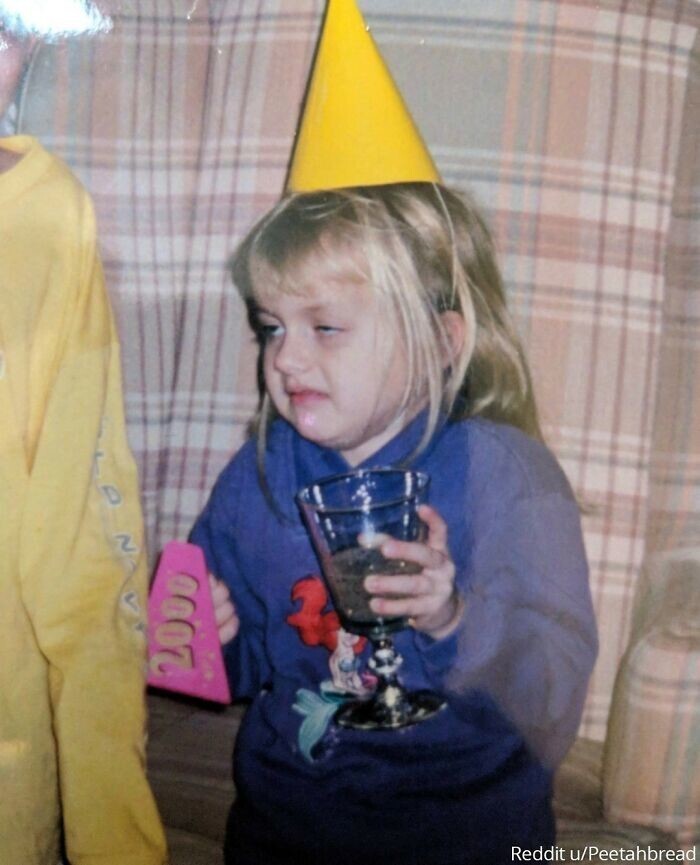 3. "Моя самая любимая фотография моей сестры. Ей было 6 лет, она устала и только что попробовала игристый виноградный сок. Не понравилось"