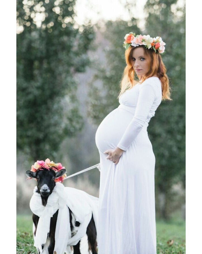 1. "Одна из наших коз и я были беременны близнецами и родили на одной неделе. Я нарядила ее и заставила сняться со мной в фотосессии"