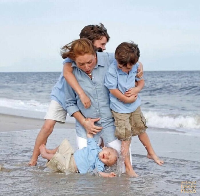 15. "Во время нашей "идеальной" пляжной фотосессии мой старший сын прыгнул мне на спину, выбив моего младшего из моих рук"