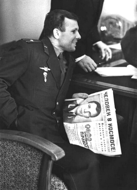 Юрий Гагарин с газетой «Комсомольская правда», 13 апреля 1961 год
