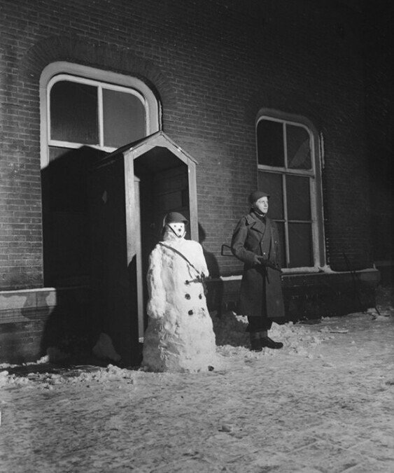 Солдат и снеговик стоят на посту. Голландия, 1946 год