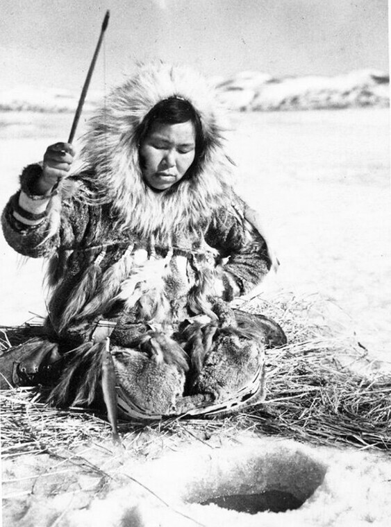Эскимосская женщина на зимней рыбалке, Аляска, 1933 год
