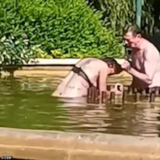 Прохожие спасли женщину, едва не утонувшую в фонтане