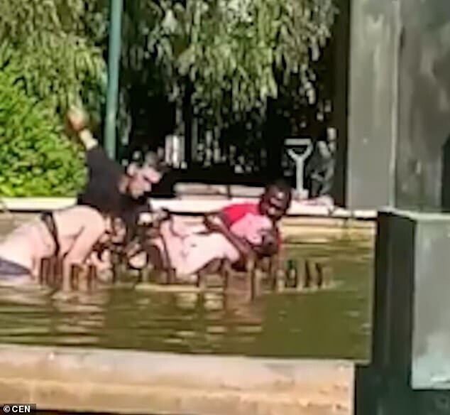 Прохожие спасли женщину, едва не утонувшую в фонтане