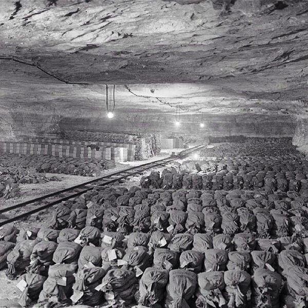 Более 7 тысяч мешков золота, украденные нацистами у граждан. Подземное хранилище, 1945 год