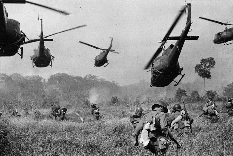 Американские вертолеты ведут пулеметный огонь по лесу, прикрывая наступление Южновьетнамских войск на лагерь Вьетконга. 1965 год