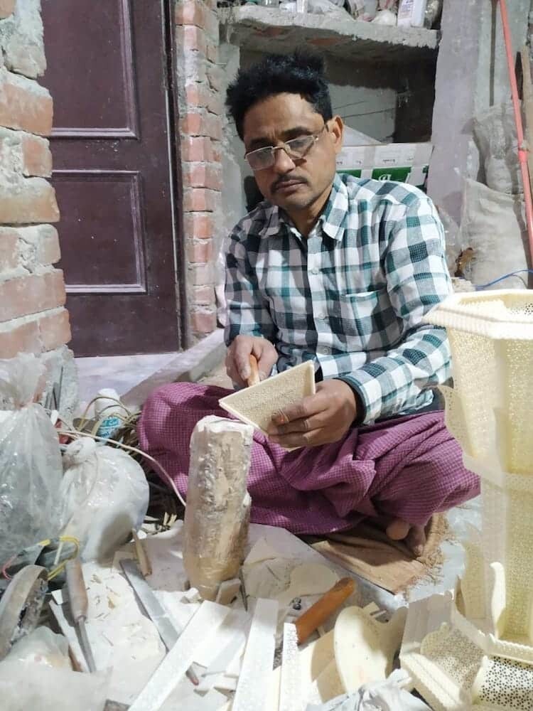 Как отец и сын поддерживают древнее индийское искусство резьбы по кости