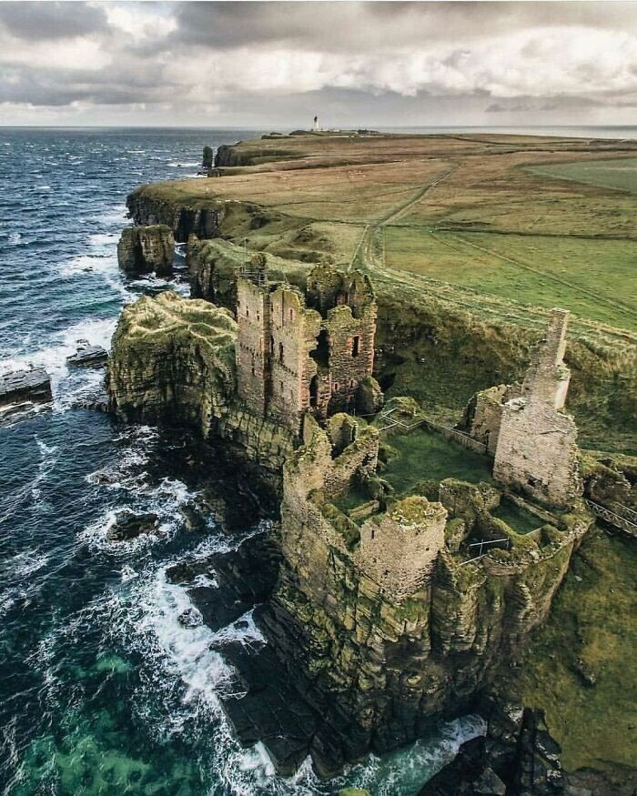 13. Замок Синклер-Гирнигоу, расположен на восточном побережье Кейтнесса, Шотландия