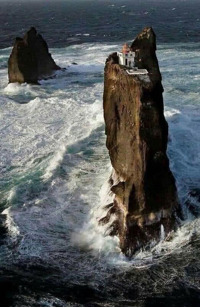 17. Самый изолированный маяк в мире, маяк Тридрангавити, расположенный на вершине скалы на островах Вестманнаэйяр, у побережья Исландии