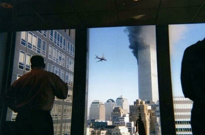 33. Уильям Д. Нуньес сделал этот снимок рейса 175 за несколько секунд до того, как самолет врезался в Южную башню ВТЦ 11 сентября