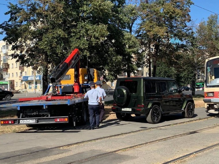 Екатеринбуржец как попало бросил свой «Гелендваген» и парализовал движение трамваев
