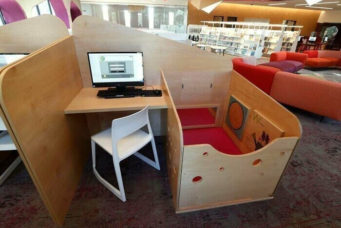 Место для работы матери с ребенком в библиотеке