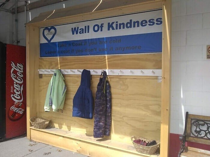 "Стена доброты" в Вермонте, где можно оставить ставшие ненужными вещи для нуждающихся