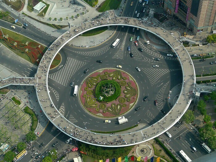Круглый мост над круговым перекрестком в Шанхае