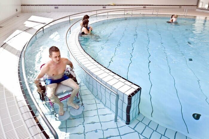 Спуск в бассейн для колясочников в Дании