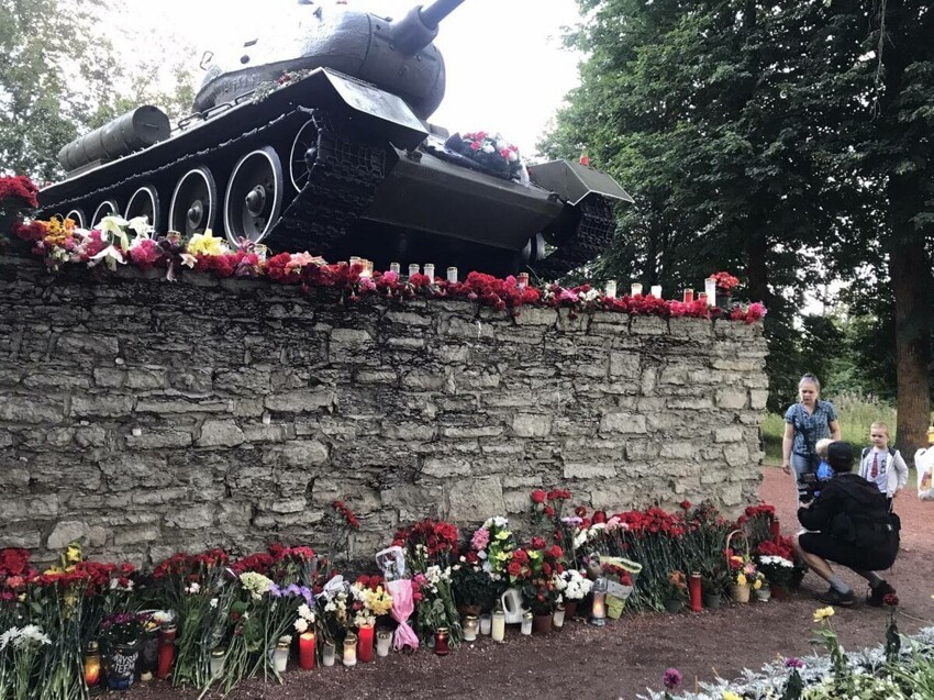 Жители Эстонии создали мемориал на месте, где стоял танк Т-34 в Нарве