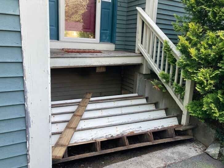 У кого-то обвалилась лестница к входной двери. Утро начинается не с кофе