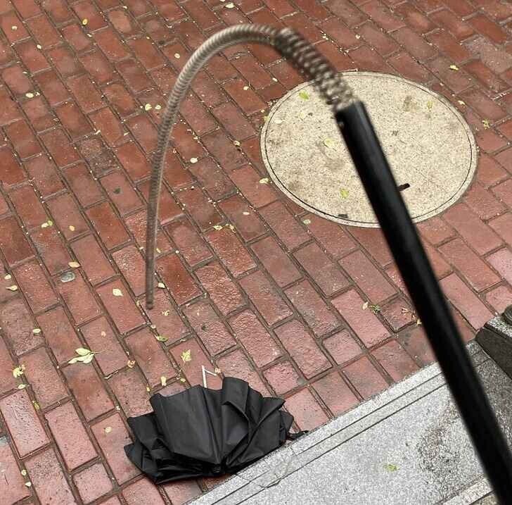 "Мой зонтик просто отпал, когда я попытался открыть его. День не задался"