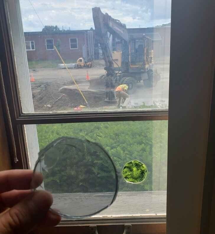 Кусок бетона отлетел, и сделал идеальную дырку в окне