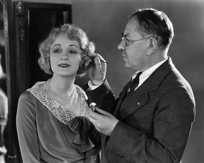 11. Фактор наносит тени на веки актрисе Жозефин Данн, 1930 год