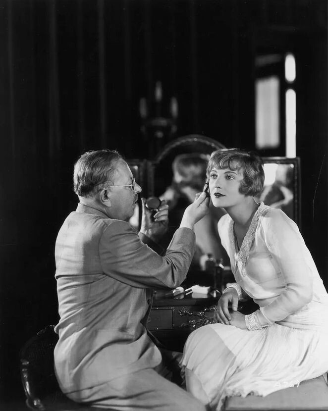 13. Фактор наносит макияж актрисе Дороти Маккейл, 1930 год