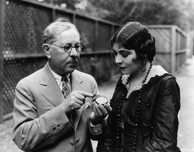 6. Фактор советует актрисе Рене Адори новый вид румян, 1925 год