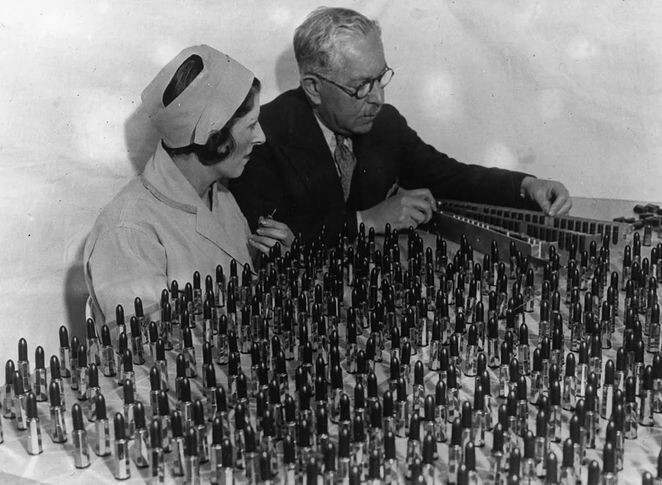 12. Фактор и Рэй Джадд рассматривают множество оттенков помады, 1932 год